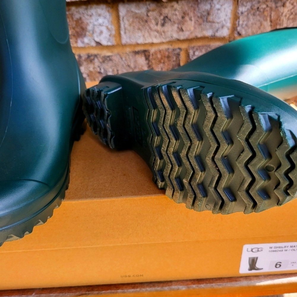 UGG RAIN BOOTS